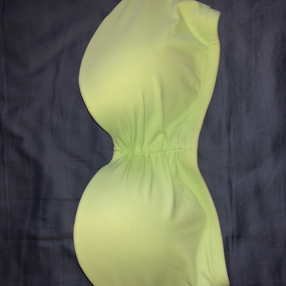 Strapless free swim top